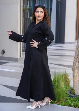 عباية شمواه أسود شتوية بتفاصيل تطريز فضي على الأكمام