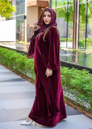 عباية كلوش عنابية فاخرة مخمل شتوي مع طرحه بأطراف مخمل