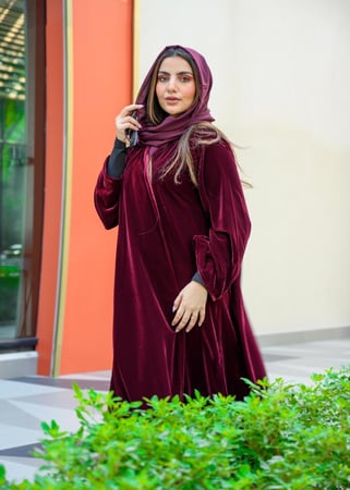 عباية كلوش عنابية فاخرة مخمل شتوي مع طرحه بأطراف مخمل