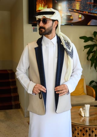 سديري كحلي وبيج دبل فيس بتصميم ياقة كلاسيكية فاخرة.