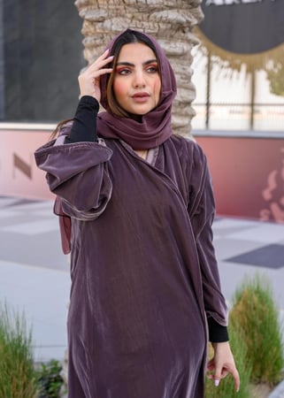 عبايه مخمل ساده لحمي شتوي مع طرحة