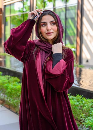 عباية كلوش عنابية فاخرة مخمل شتوي مع طرحه بأطراف مخمل