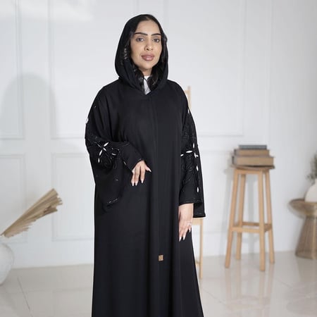 عباية سوداء انترنت كلوش مطرزه على الأكمام بلون ابيض وترتر اسود مع طرحهF