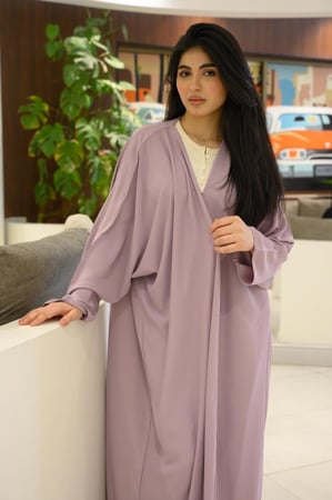 عبايه ناعمه بلون موف ساده مع طرحة
