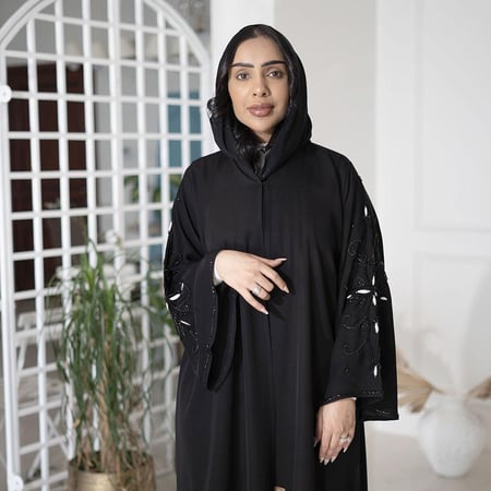 عباية سوداء انترنت كلوش مطرزه على الأكمام بلون ابيض وترتر اسود مع طرحهF