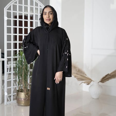عباية سوداء انترنت كلوش مطرزه على الأكمام بلون ابيض وترتر اسود مع طرحهF