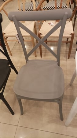 كرسي بلاستيك أبيض بتصميم عصري ومتين