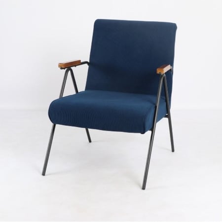 كرسي بذراعين خشب