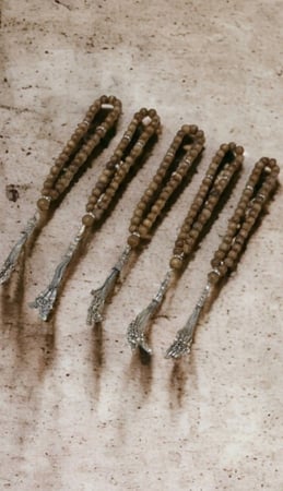 سُبح عود مروكي طبيعي 33 خرزة  قيمة السبحة الواحدة