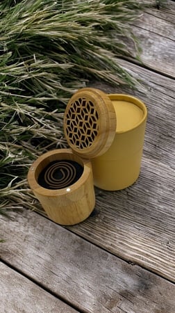 مبخرة اسطوانية مع علبة تضم 15 عود حلزوني مناسبة للسيارة والمكتب، مدة الإشتعال ساعة ونصف