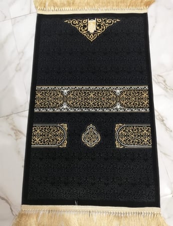 سجادة صلاة فاخرة مستوحاة من كسوة الكعبة المشرفة حجم 4 مل طول 110 سم عرض 70 سم