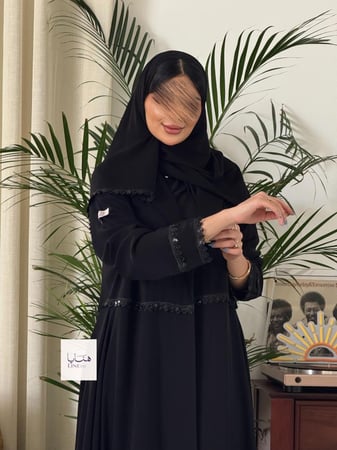 عباية حنين بقماش رموش مع طبقه شيفون مزين بكلفه شك اسود