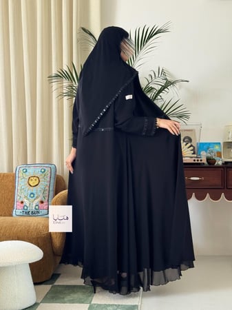 عباية حنين بقماش رموش مع طبقه شيفون مزين بكلفه شك اسود