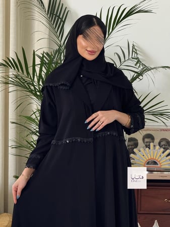 عباية حنين بقماش رموش مع طبقه شيفون مزين بكلفه شك اسود
