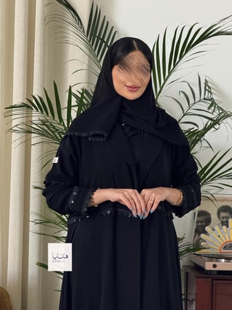 عباية حنين بقماش رموش مع طبقه شيفون مزين بكلفه شك اسود