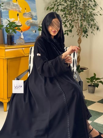 عباية نهال نص كلوش بقماش بلاك بيري مزين بكلفه وهدب