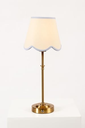 أضاءة بقاعدة طويله