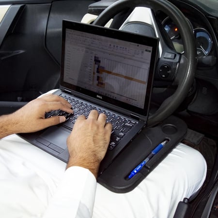 طاولة الطعام للسيارة تتثبت على الدركسون مع حامل كوب | استخدمها كمكتب وطاولة للكتابة على اللابتوب وتناول الطعام والشراب والعمل