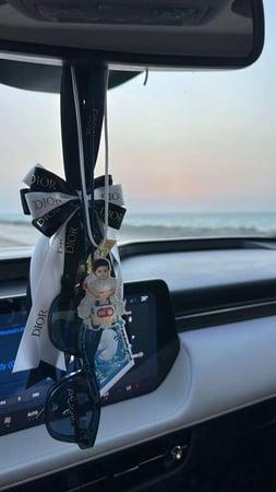 تعليقة سيارة بصورة أكريلك