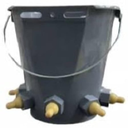 سطل رضاعة مواليد الاغنام