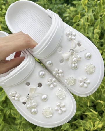 18 قطعة/عبوة تشارمز تعليقات من سحر زينة الأحذية المصنوعة من فيونكة بيضاء ولؤلؤ، مناسبة للصنادل والنعال وأحذية الشاطئ وإكسسوارات DIY  -  18pcs/pack White Bowknot Pearl Shoe Charms Charms for Sandals, Slippers, Beach Shoes, DIY Accessories