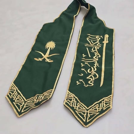 وشاح النخلة والسيف 2025 – إطلالة وطنية أنيقة | برانديا