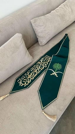 وشاح النخلة والسيف 2025 – إطلالة وطنية أنيقة | برانديا