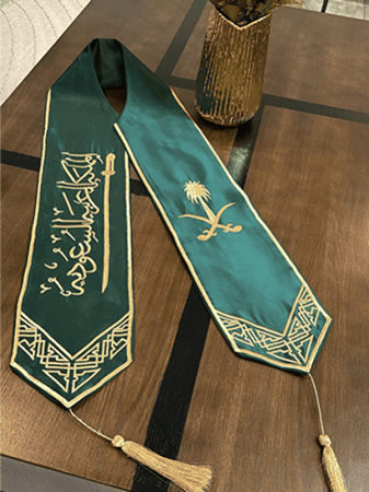 وشاح النخلة والسيف 2025 – إطلالة وطنية أنيقة | برانديا