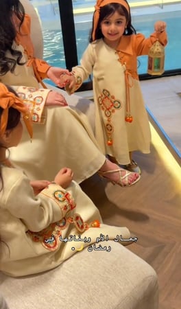 جلابيات أم وبنت بتصميم رمضاني فاخر