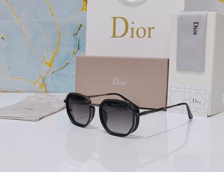 نظارة شمسية رجالية إطار سداسي أسود مع عدسات رمادية داكنة