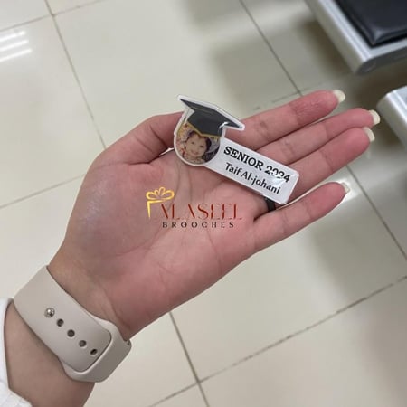 بروش تخرخ بالأسم والصورة مصنوع من الأكريلك