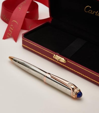 قلم فاخر باللونين الفضي والذهبي