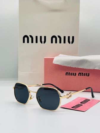 نظارة ميو ميو اللون ذهبي ميناء اسود