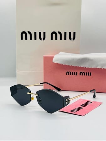نظارة ميو ميو اللون اسود