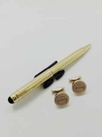 قلم وكبك اللون ذهبي