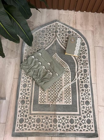 طقم سجاده تركيه مبطنه 1 سم  وجلال صلاه قطن بارد ومصحف مفسر مغلف بمخمل وسبحه لول - لون تيفاني