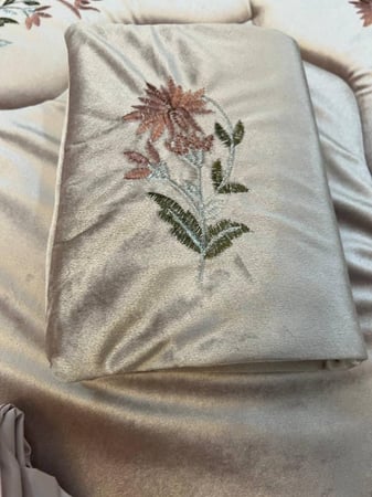 طقم سجاده مخمل مطرز بورود مبطن 2 سم   وجلال صلاه قطن بارد وتلبيسة مصحف مخمل مبطن وسبحه لول .- لون وردي