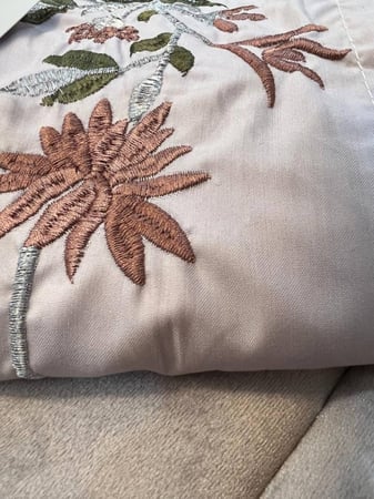 طقم سجاده مخمل مطرز بورود مبطن 2 سم   وجلال صلاه قطن بارد وتلبيسة مصحف مخمل مبطن وسبحه لول .- لون وردي