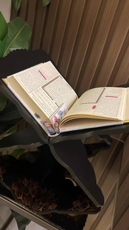 مقسم كتاب  ثلاثي الأبعاد بشكل فراشه بألوان مختلفه