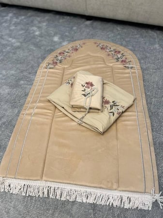 طقم سجاده مخمل مبطن 2 سم  مطرز وجلال صلاه قطن بارد  وتلبيسة مصحف مخمل مبطنه وسبحه لول .- لون بيج