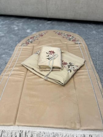 طقم سجاده مخمل مبطن 2 سم  مطرز وجلال صلاه قطن بارد  وتلبيسة مصحف مخمل مبطنه وسبحه لول .- لون بيج