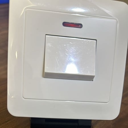 مفتاح مكيف 45 امبير ابيض ضمان 25 سنة