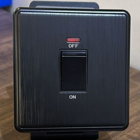 مفتاح سخان 20 امبير  اسود ضمان 25 سنة