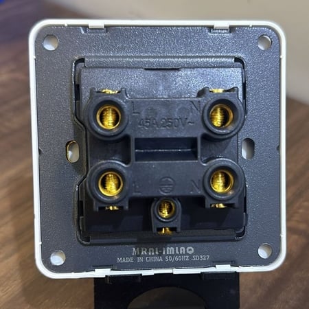 مفتاح مكيف 45 امبير ابيض ضمان 25 سنة