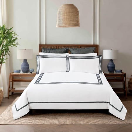 مفرش سرير أبيض