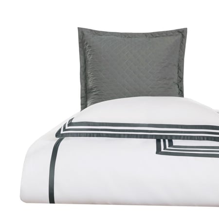 مفرش سرير أبيض