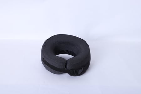 وسادة نداف للرقبة مع قناع عين لون أسود