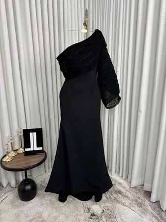 فستان اسود ملكي