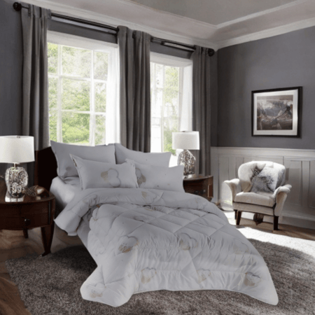 مفرش سرير ابيض مشجر