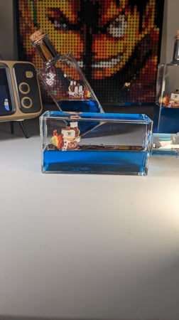 سفينة طاقم لوفي ثاوزند ساني-غو داخل قارورة.